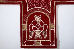 Красный шитье жемчугом